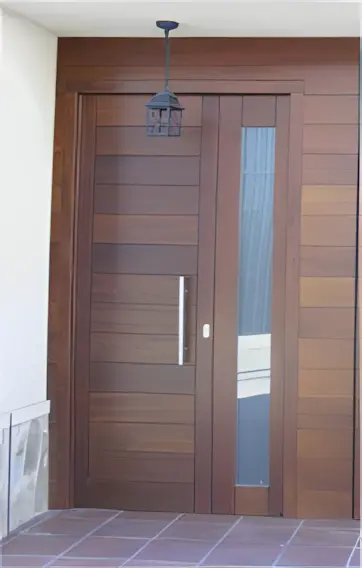 puerta exterior de madera